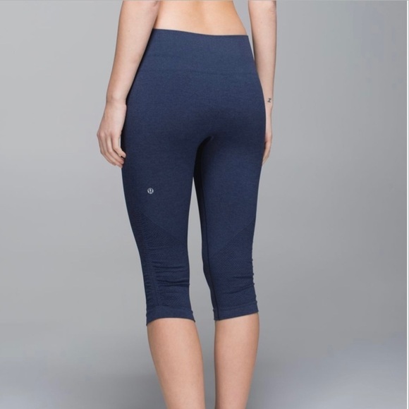 Sz4 Lululemon In The Flow Crop II in heathered deep navy EUC - Picture 1 of 13